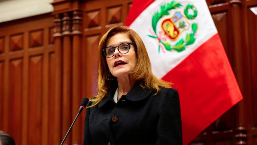 Vicepresidenta de Perú jura como ‘presidenta encargada’ ante una facción del Congreso