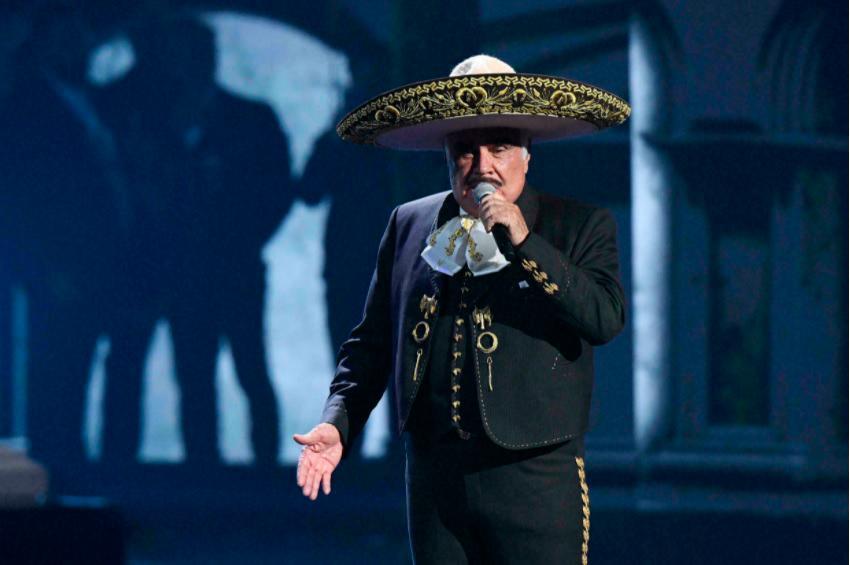 Cantante mexicano Vicente Fernández recupera ligera movilidad tras caída