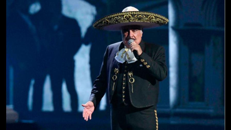Cantante mexicano Vicente Fernández recupera ligera movilidad tras caída