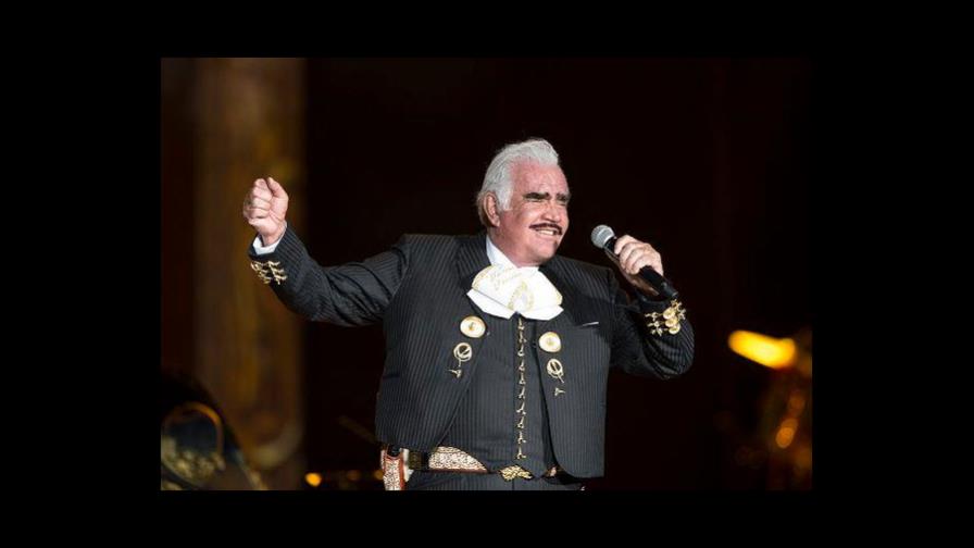 Vicente Fernández tiene leve mejoría pero se mantiene en terapia intensiva
