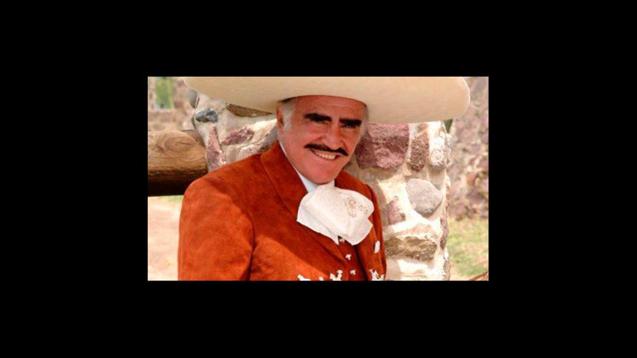 Vicente Fernández responde bien al tratamiento tras caída, dice su hijo