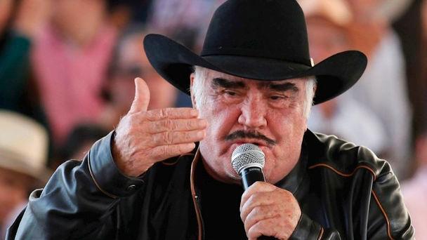 Cantante Vicente Fernández es hospitalizado en México 