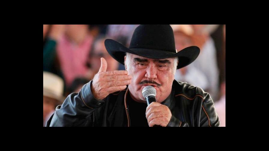 Cantante Vicente Fernández es hospitalizado en México 