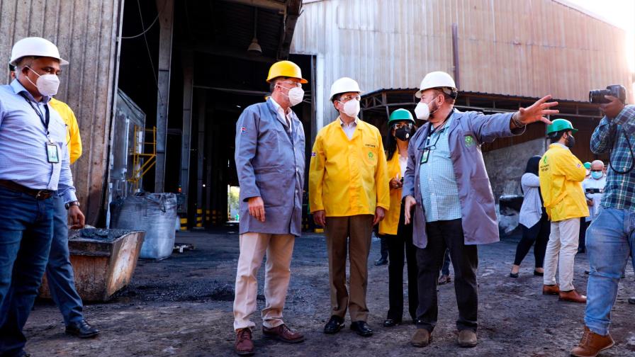 Ministro de Industria y Comercio visita empresa de reciclaje de baterías en Haina