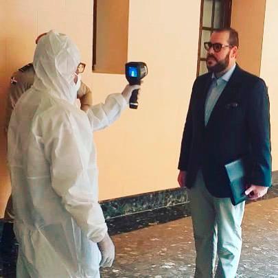 Escáner de temperatura antes de reunirse con el presidente Danilo Medina