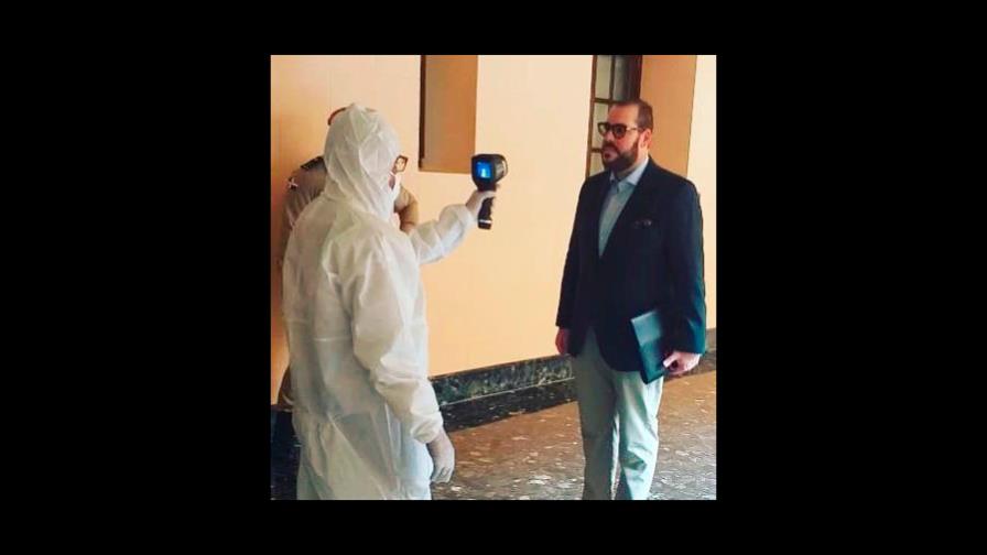 Escáner de temperatura antes de reunirse con el presidente Danilo Medina