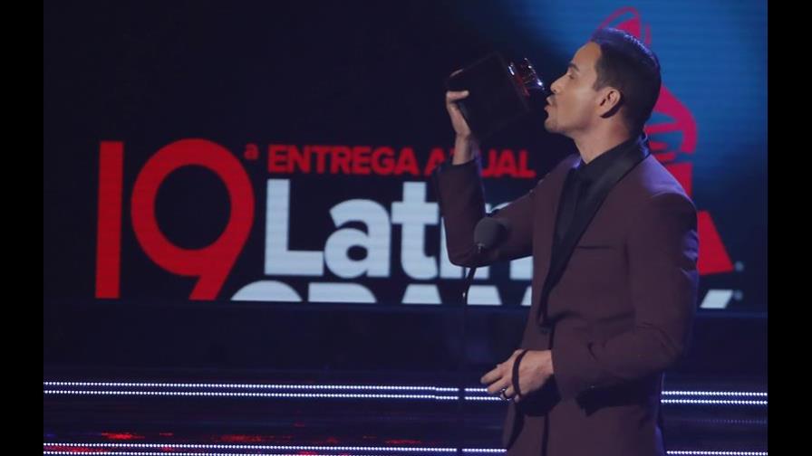 Víctor Manuelle, Laura Pausini y Karol G se llevan los primeros Latin Grammys