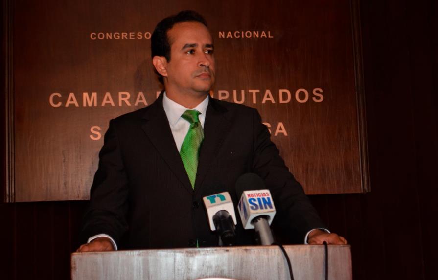 Víctor Suárez retira renuncia del PLD, se queda en el partido
