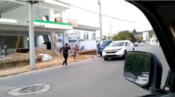 Video | Policías municipales persiguen haitianos en Santiago
