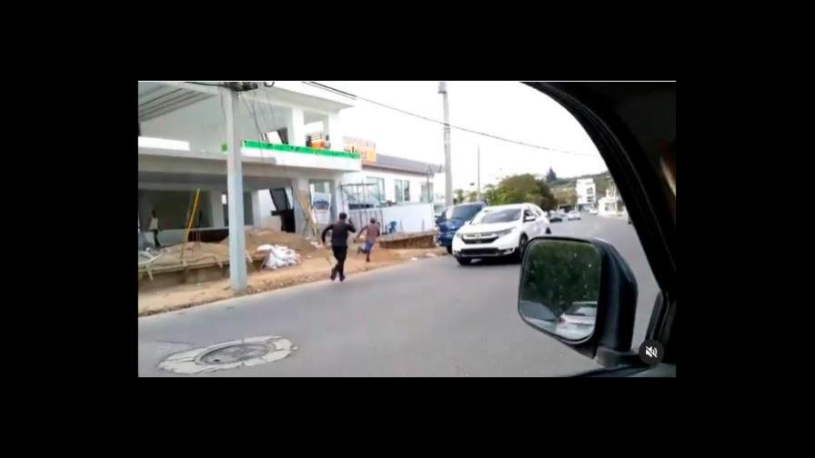 Video | Policías municipales persiguen haitianos en Santiago