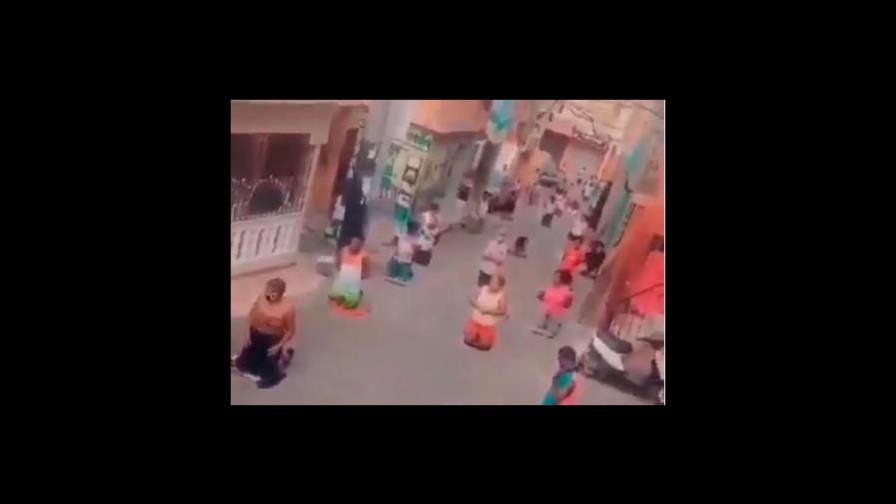 Video | Un barrio se une en oración por brote de coronavirus en el país
