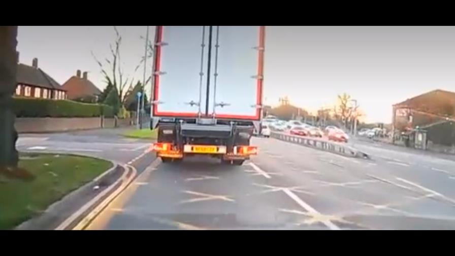 El impactante vídeo de un niño que sale ileso tras ser atropellado por dos vehículos El impactante vídeo de un niño que sale ileso tras ser atropellado por dos vehículos