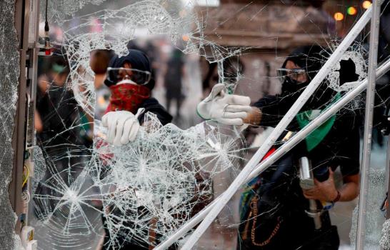 Tensión y destrozos en marcha de mujeres por Ciudad México