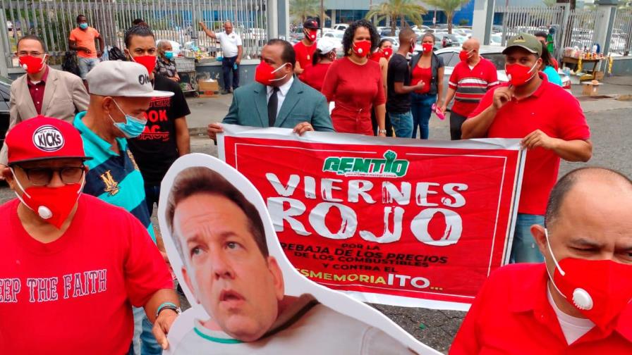 Movimiento Gentío sale a las calles de rojo contra alzas de los combustibles Movimiento Gentío sale a las calles de rojo contra alzas de los combustibles