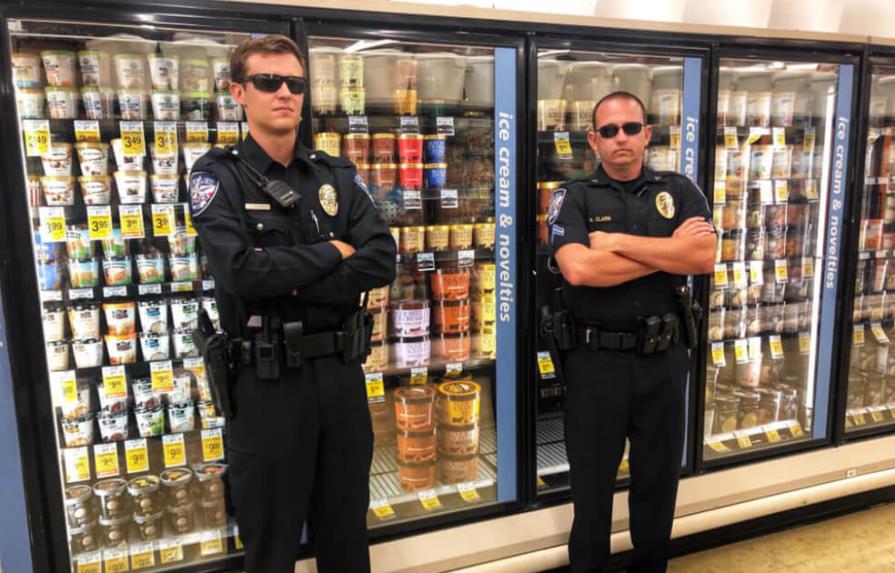 Policías en Estados Unidos vigilan los helados de los supermercados  