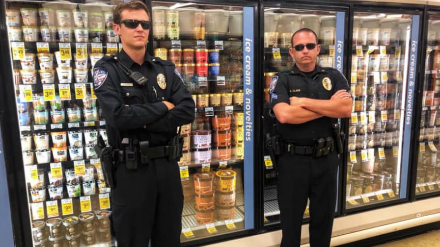 Policías en Estados Unidos vigilan los helados de los supermercados  