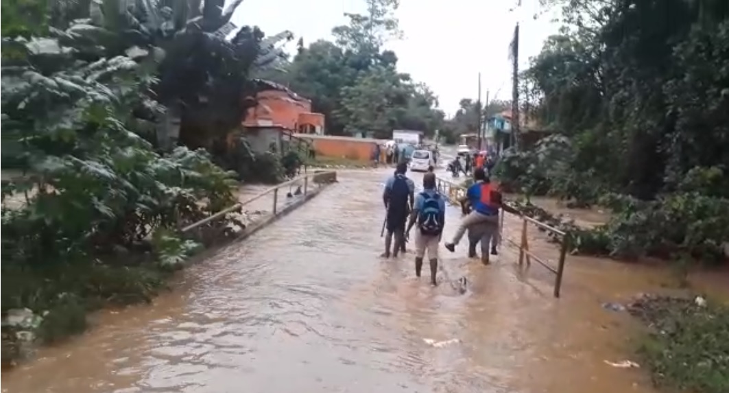 La inundación del puente Licey en la comunidad del mismo nombre en Villa Mella.