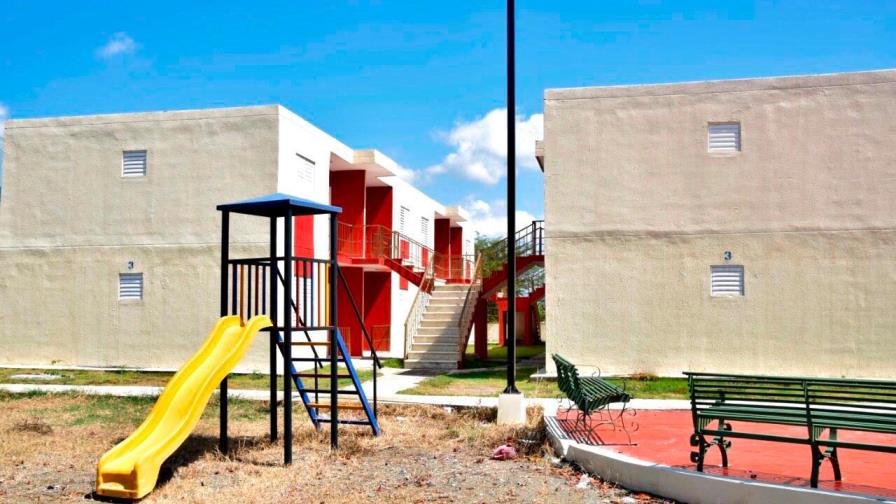 Presidente Medina entrega cinco proyectos habitaciones Villa Progreso