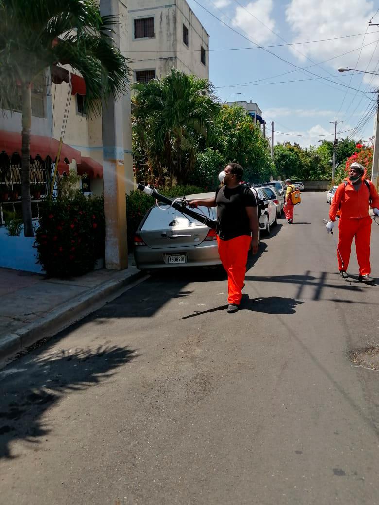 Villa Progreso del Este realiza jornada de fumigación para prevenir COVID-19