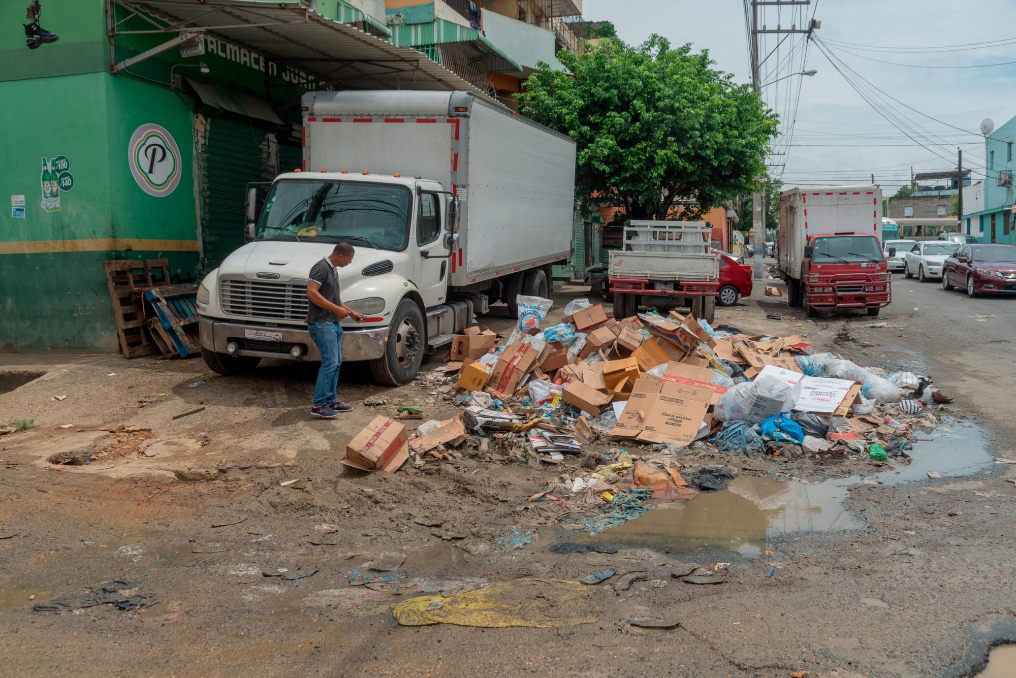 La basura se acumula en varias calles.
