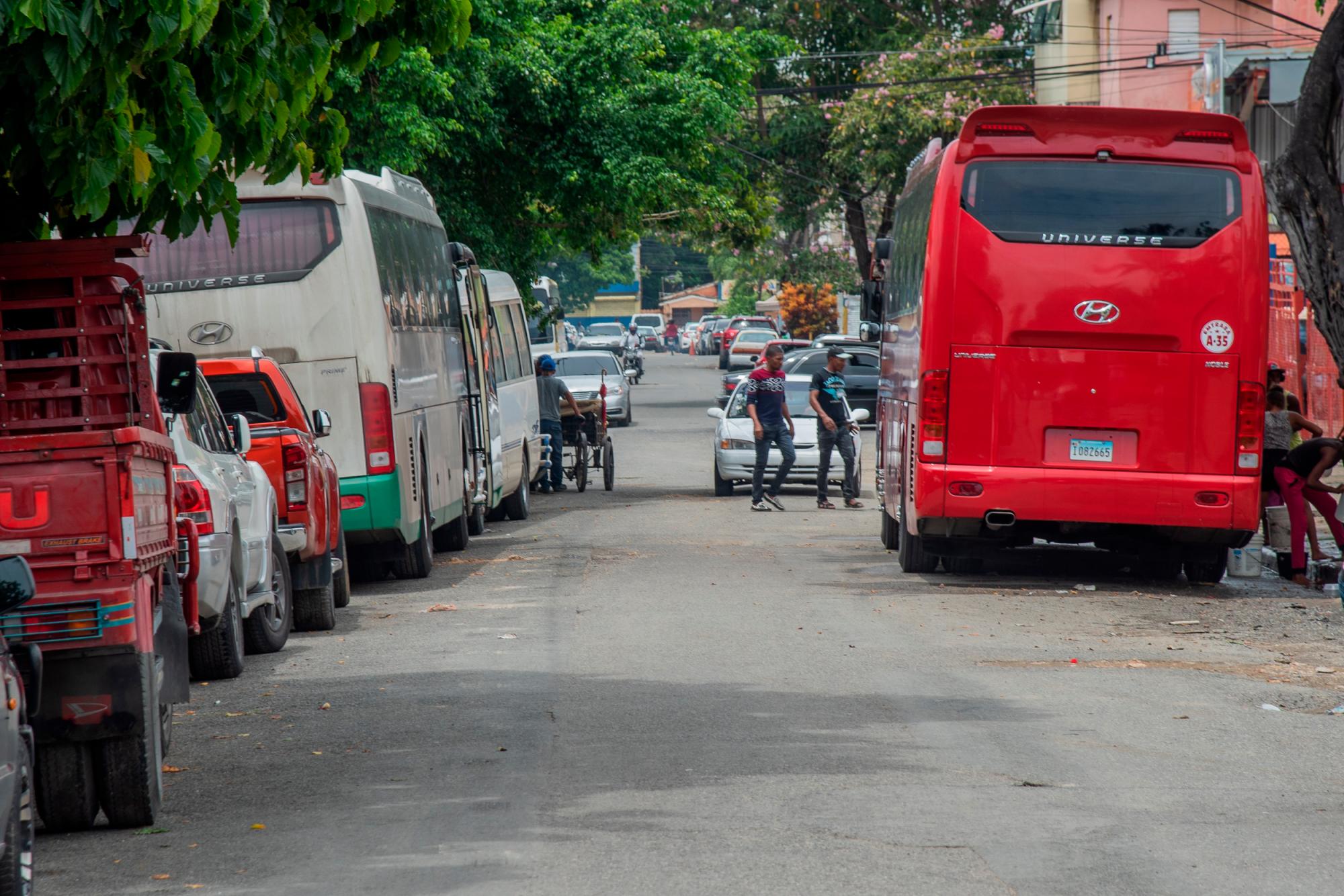 Los autobuses afectan el tránsito por la zona.