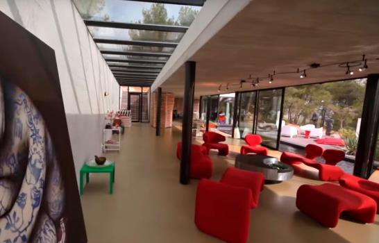 Una lujosa villa atravesada por una piscina transparente 