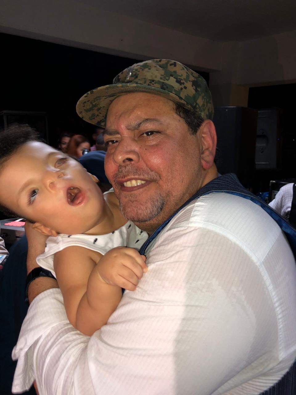 Fernando Villalona muestró su afecto a los pequeños