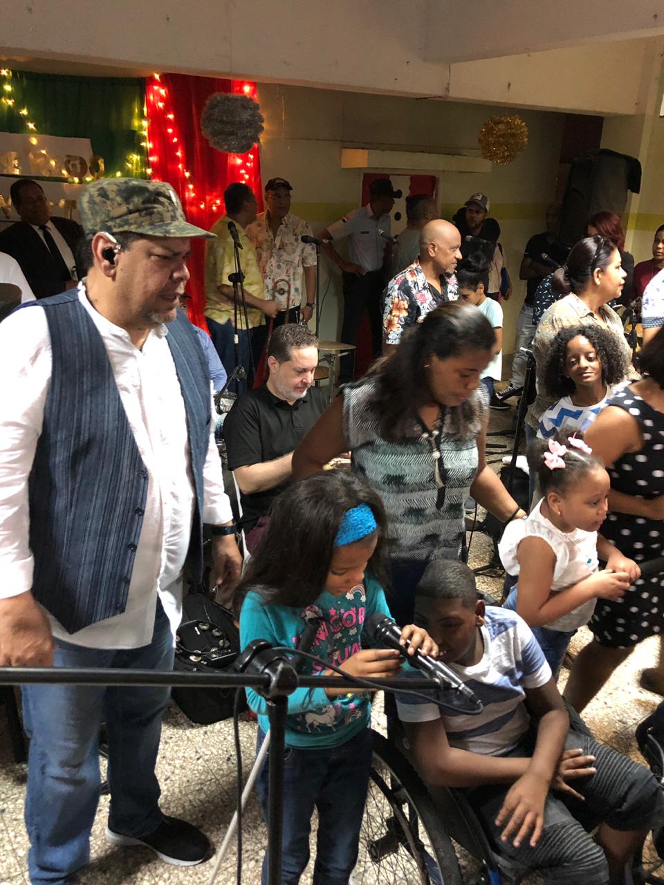 Los pequeños al momento de interpretar una de las canciones