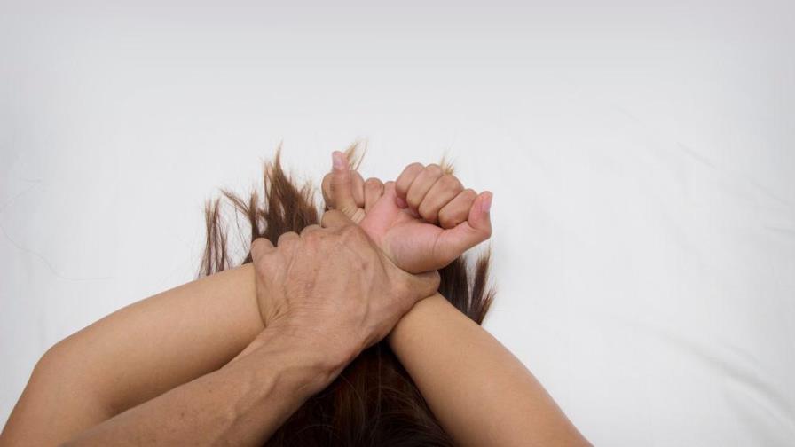 Mujer muerde pene de hombre que la obligó a practicarle sexo oral