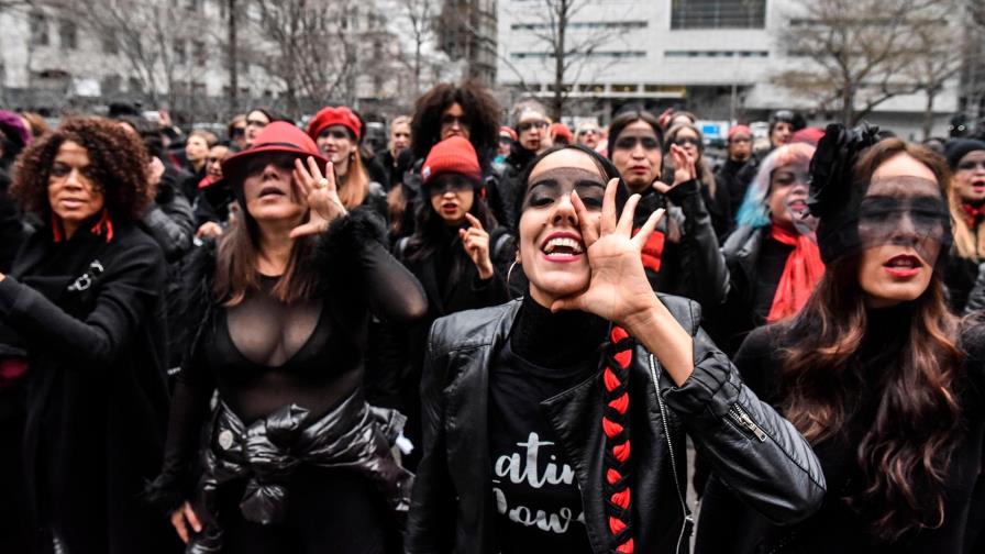 Mujeres cantan “Un violador en tu camino” frente al juzgado de Weinstein