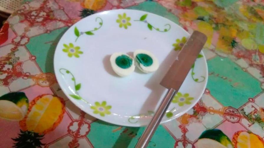 Una gallina en la India pone huevos con la yema de color verde