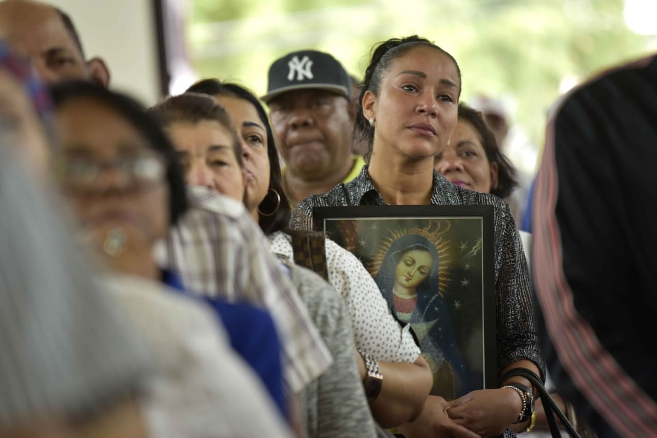 Una devota a la virgen de la Altagracia sostiene su imagen durante la misa en el santuario-parroquia Nuestra Señora de la Altagracia, en Santiago.