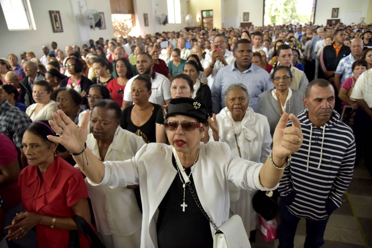 Los feligreses que asistieron a la misa en el santuario-parroquia Nuestra Señora de la Altagracia, en Santiago.