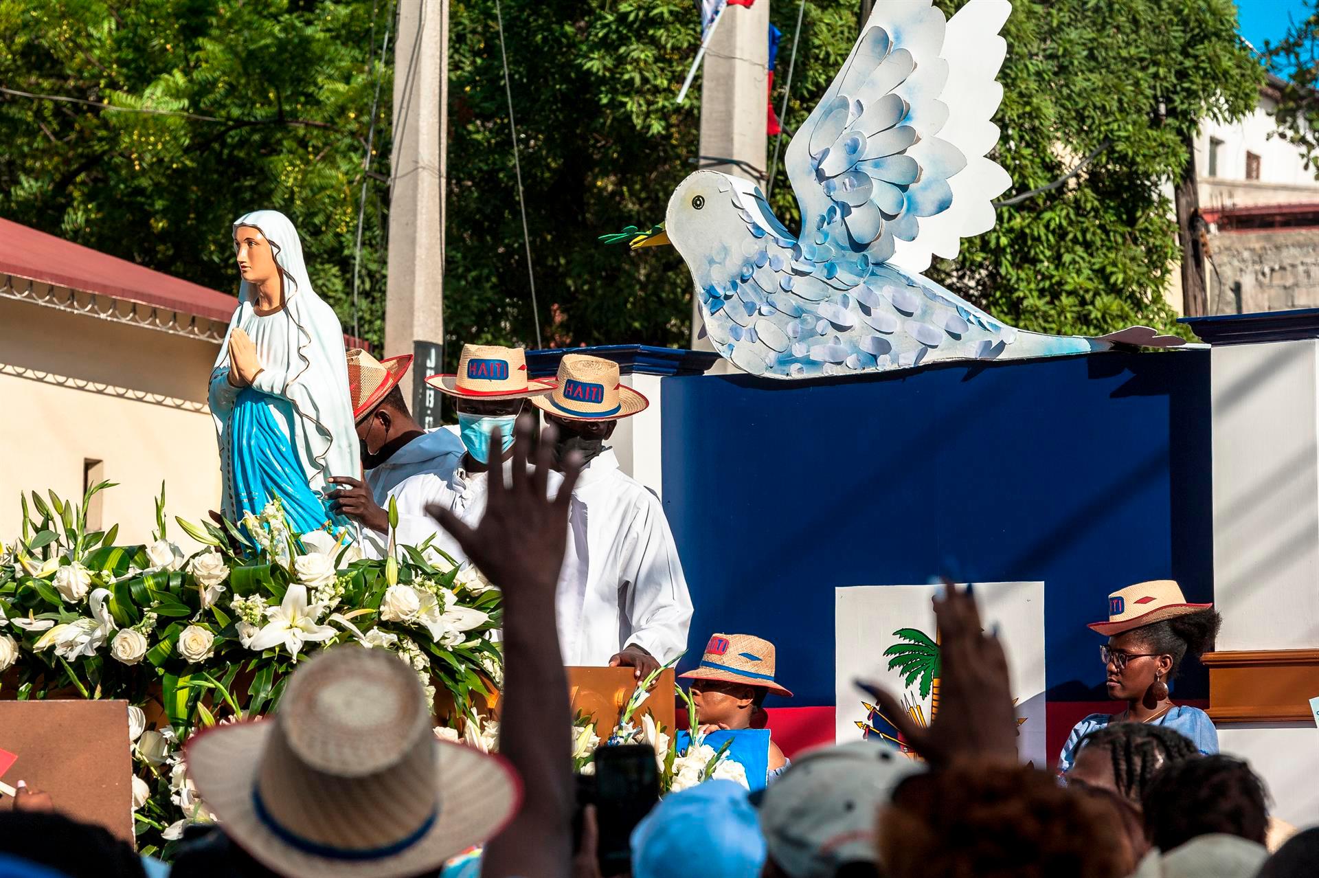 Durante la procesión, los católicos entonaron varias canciones pidiendo perdón para el pueblo haitiano.