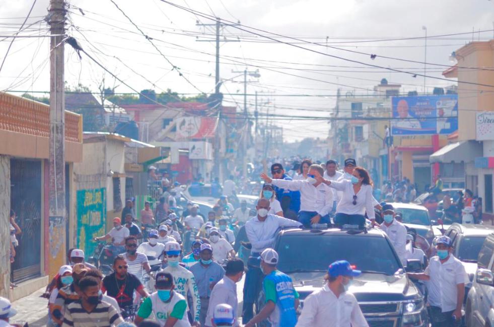 Virgilio Cedano durante su recorrido por las calles de Higüey.