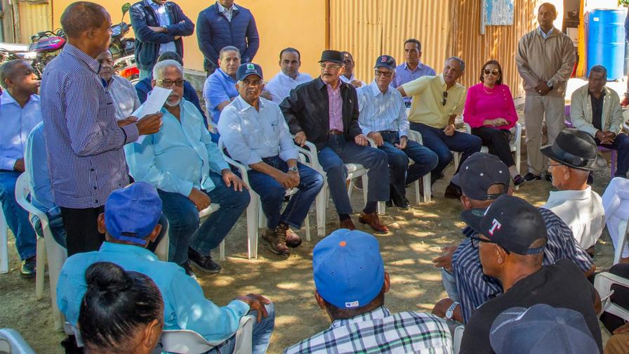 Presidente Medina realiza visita sorpresa a residentes de Peravia