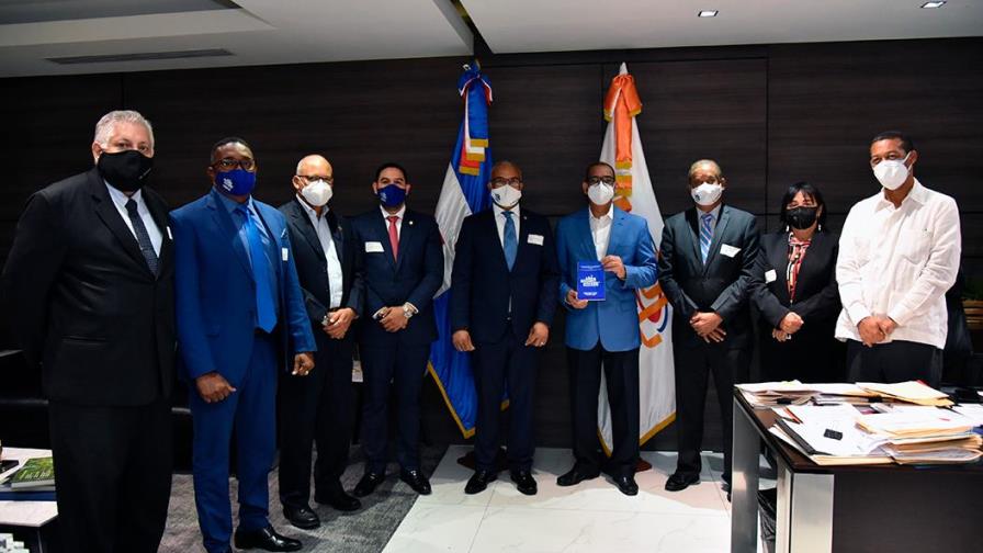 Ministro de Obras Públicas y directivos del CODIA acuerdan colaboración 