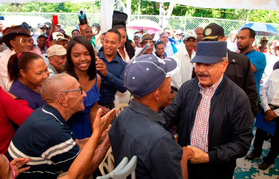 Medina visitó agricultores de San Juan y Azua ayer