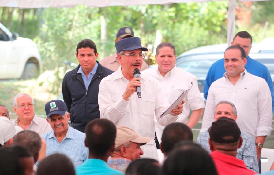 Medina promete construir carretera en Las Cuchillas