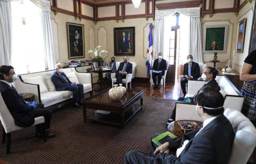 Directivos de la banca nacional visitan al presidente Danilo Medina