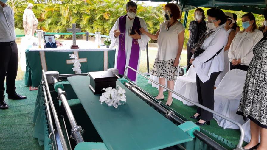 Sepultan restos del destacado  escritor Manuel Salvador Gautier