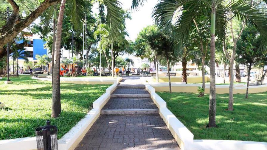 Disponen reapertura de los parques y plazas públicas en Santiago