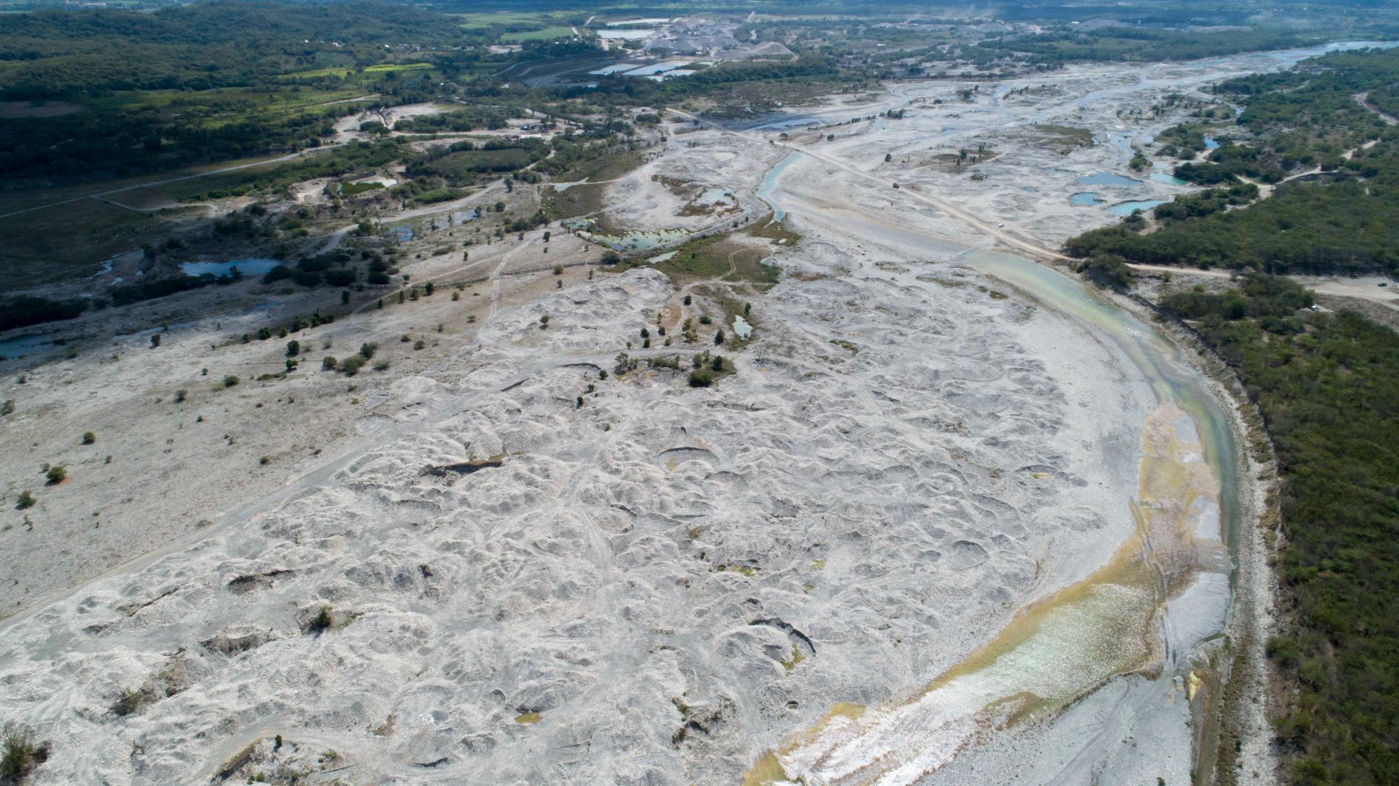 Vista del río Nizao, afectado por la extracción de agregados y la sequía, el 7 de marzo de 2019.