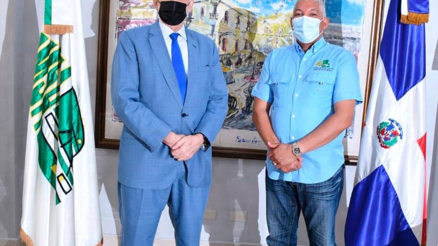 Presidente de la Liga Dominicana de Béisbol visita a director de la OMSA