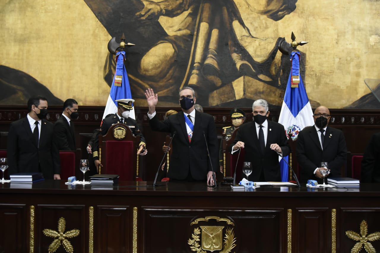 El presidente Luis Abinader saluda a los asistentes al acto de rendición de cuentas, acompañado por las autoridades del Poder Legislativo (Foto: Eddy Vittini)