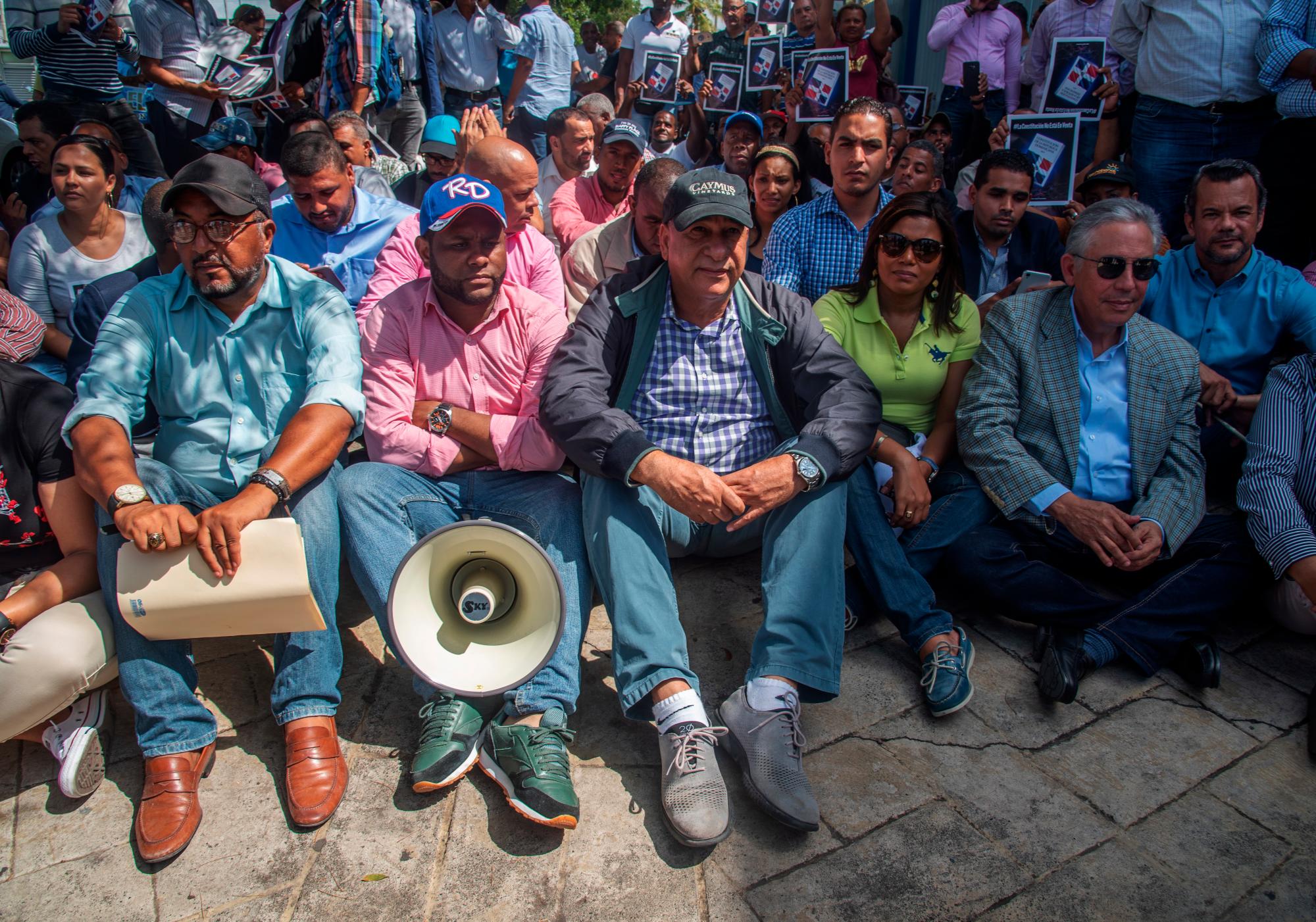 Seguidores del expresidente de la República, Leonel Fernández, estuvieron en las afuera del Congreso Nacional donde en medio de la protesta en contra de la supuesta intención de reformar la Constitución.