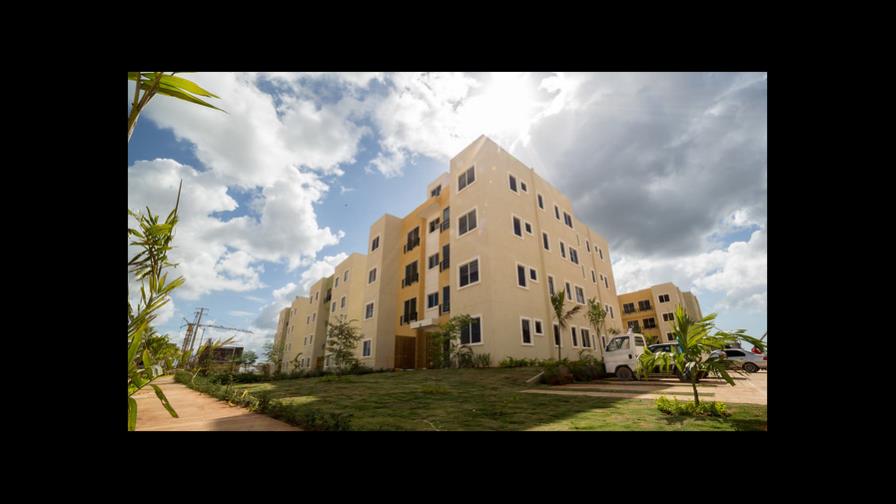 Presidente promulga ley que fija en 3.5 millones viviendas de bajo costo