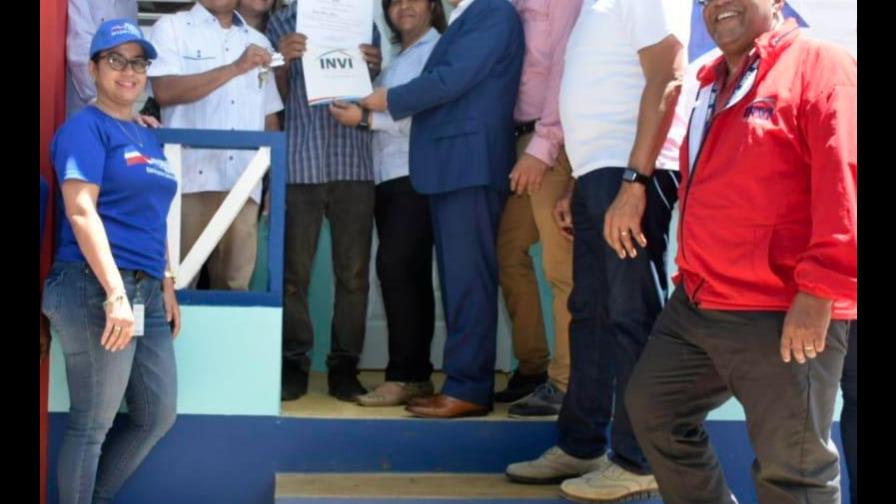 Gobierno entrega casa a hombre que vivía “en un árbol” Gobierno entrega casa a hombre que vivía “en un árbol”