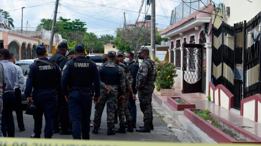 Identifican hombre atrincherado en casa tras matar a su pareja y herir su hijo en SDE 