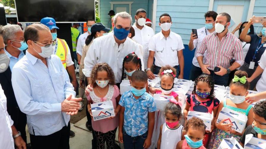 Abinader promete ampliar centro regional de la UASD en SFM y asigna fondo para hospital 